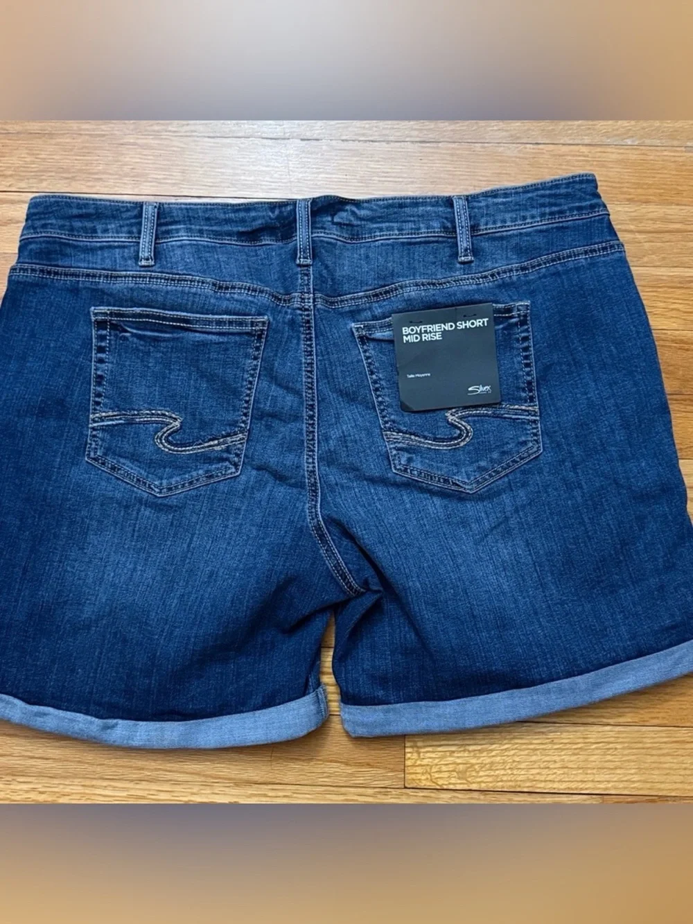 Silver Jeans Co. Women’s Boyfriend Mid Rise Short Size W20‎